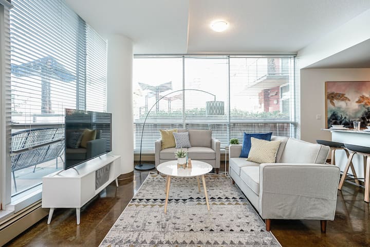 Amazing Location Yyc - Spacious Condo Eat Drink - Calgary