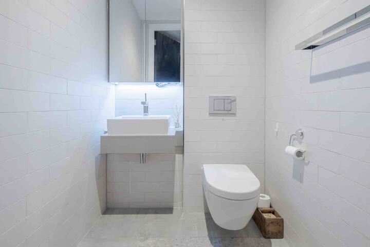 Lovely & quiet 4BR family home in Zone 1 gallery image 4