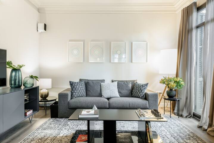 Luxury 5 rooms apartment, exclusive Eixample area gallery image 2
