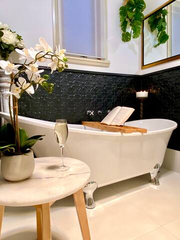 Family Home – Moments To The City with free WiFi gallery image 3