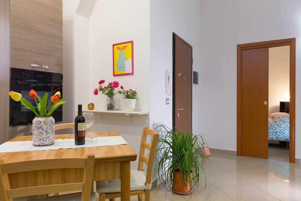 Vista ingresso tavolo e forno