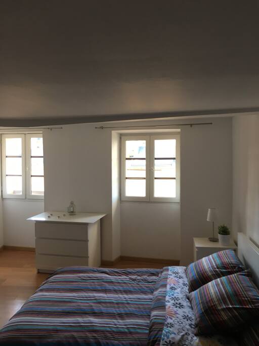 Lit 140/200 avec sa table et lampe de chevet ainsi qu'une commode