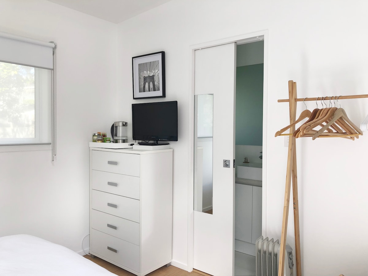 Top performing Airbnb: Freestanding cosy studio with ensuite bathroom in Grey Lynn