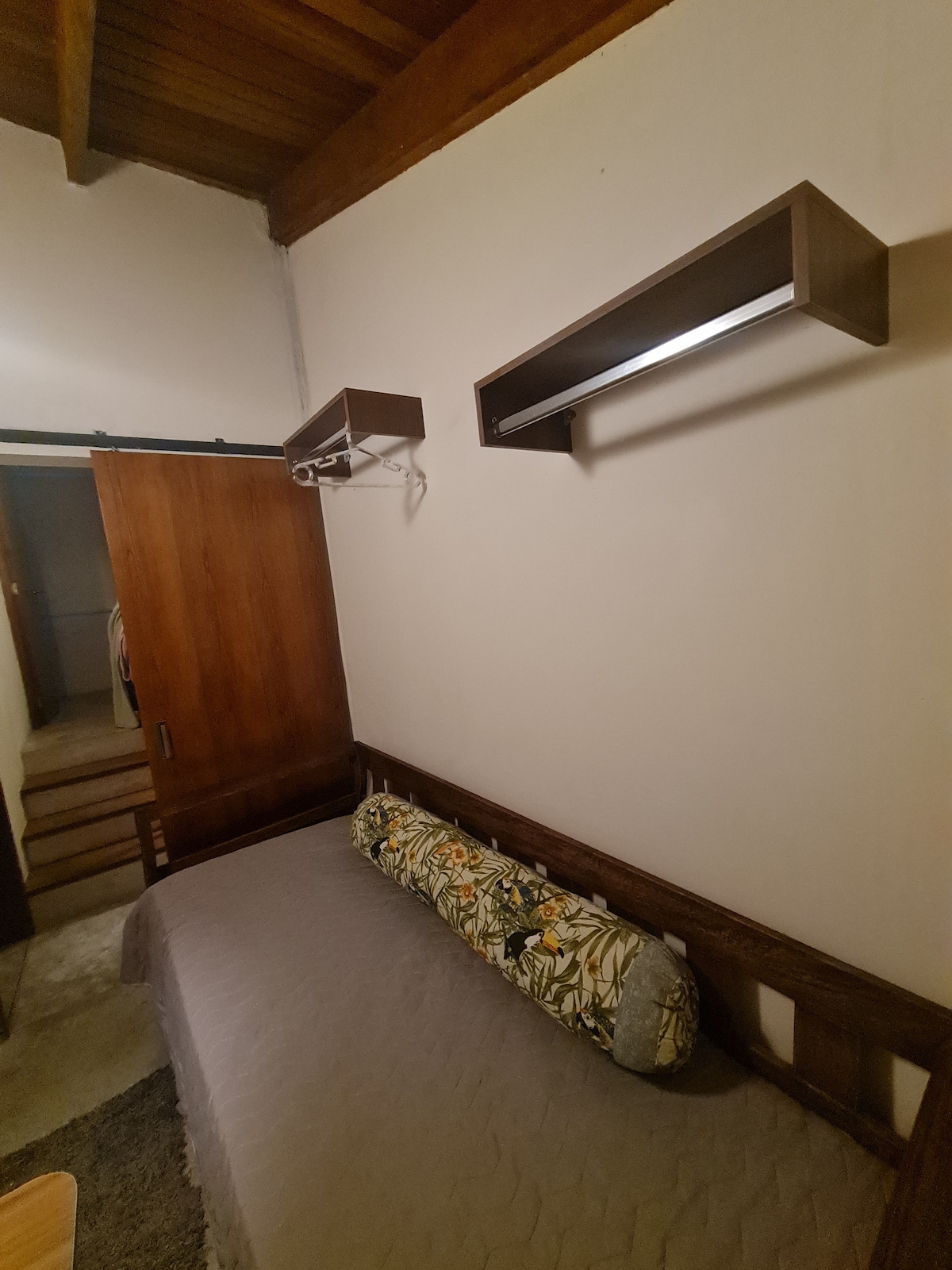 小房间，有1张加床。 没有空调，只有风扇。 