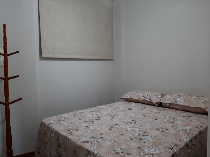 Მეორე საძინებელი, ახალი ორადგილიანი საწოლი, კონდიციონერითა და ჭერის ვენტილატორით, იდეალურია მარტოხელებისთვის ან წყვილისთვის