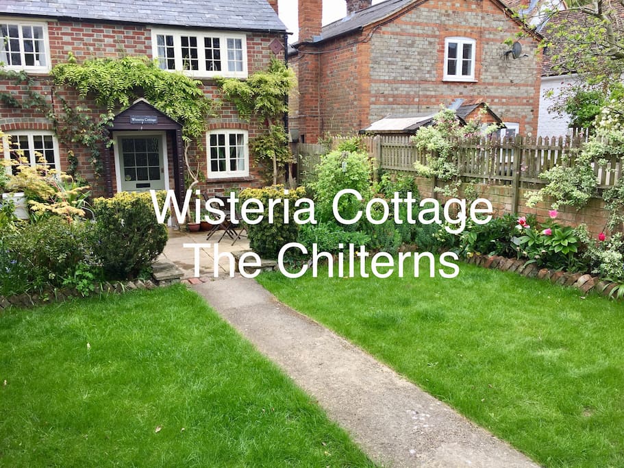 The beautiful garden is a relaxing place to enjoy being with nature. 2 lawns, flower beds and a large patio with BBQ really an add an extra dimension to your stay.