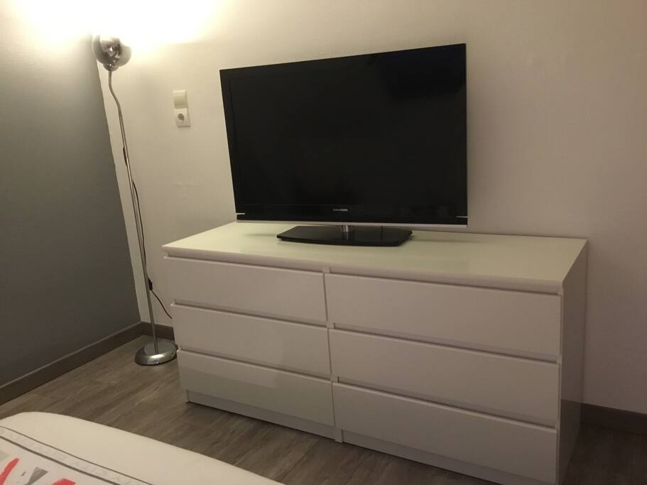 Télévision écran plat + rangements