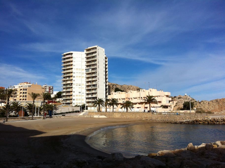 Vista del edificio Calablanca desde la cala