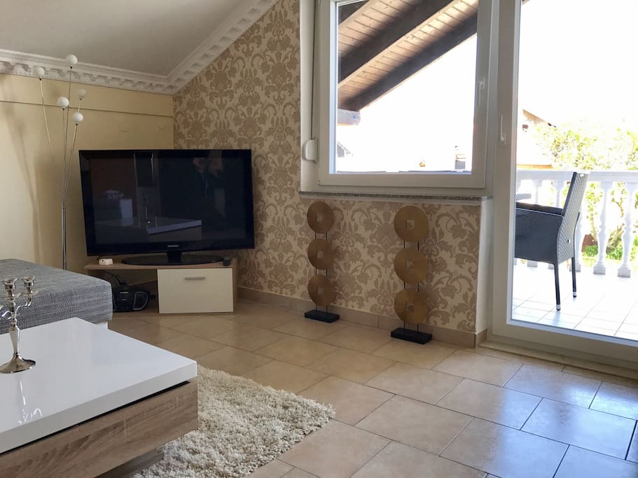Wohnzimmer mit Balkon