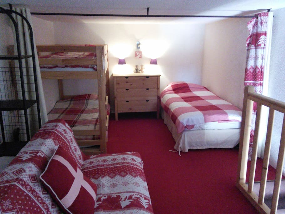 3 single beds (1 bunk, 1 stand alone). The futon is also a single.