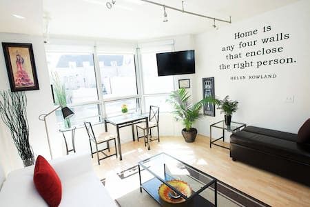 Civic Center Studio With Parking