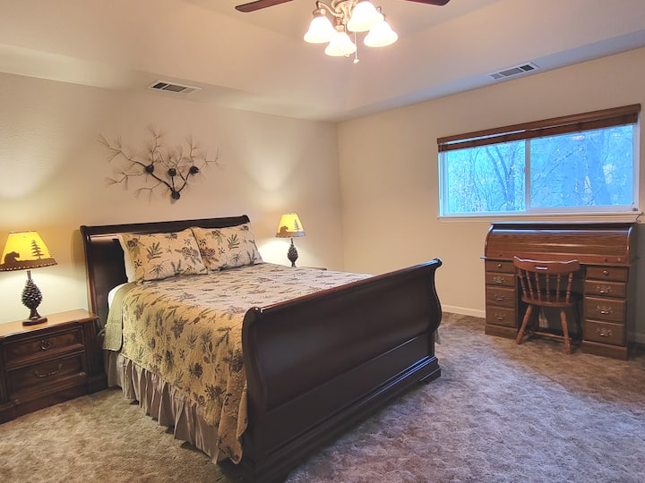 Dormitorio principal en el nivel superior con una cama tamaño queen y un baño completo adjunto.