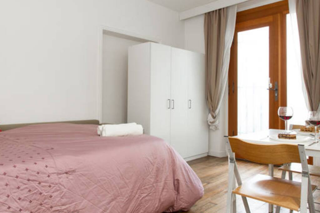 Luminous apartment with large terrace. Large, brand new, heavy wooden door recently installed for your comfort. Typical Parisian wooden floor. Large table for two persons for romantic dinners in the room or on the terrace. Electrical heater with adjustable temperature with a precision of 0.1 degrees Celsius.