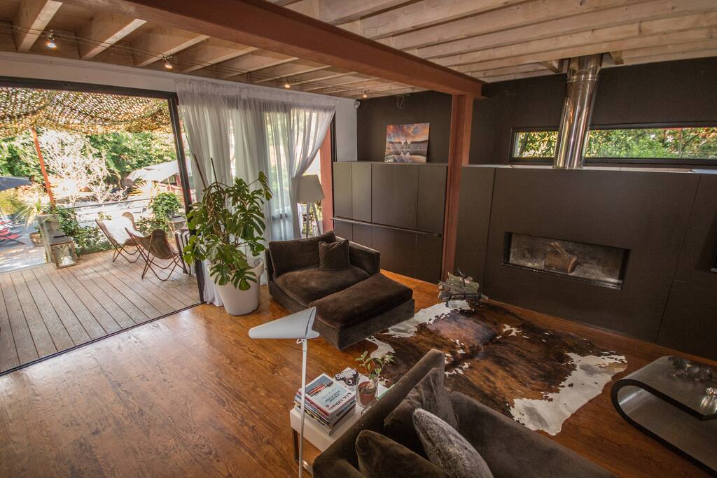 Mon salon, je l'adore l'hiver sa grande cheminée nous offre des flambées extraordinaires !!