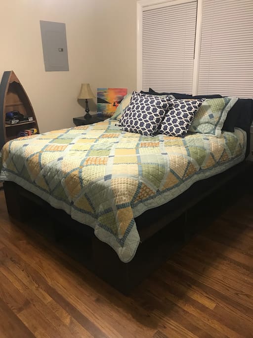 Bedroom 2- Queen bed