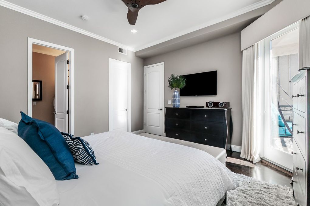 Master met kingsize bed, 50inch flatscreen-tv en eigen balkon