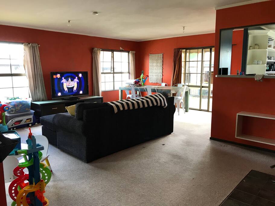 Lounge/Dining