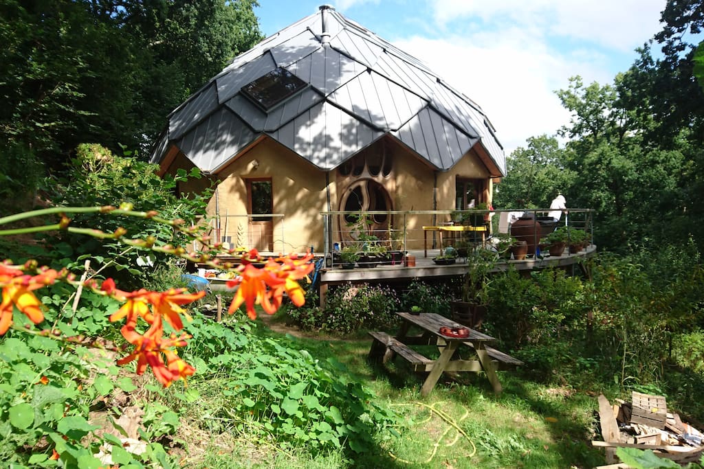L'été, bain de verdure avec sa terrasse ensoleillée.