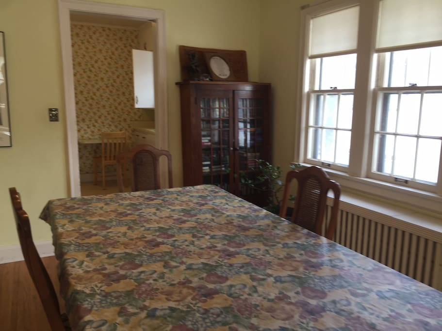Dining room seats 8+