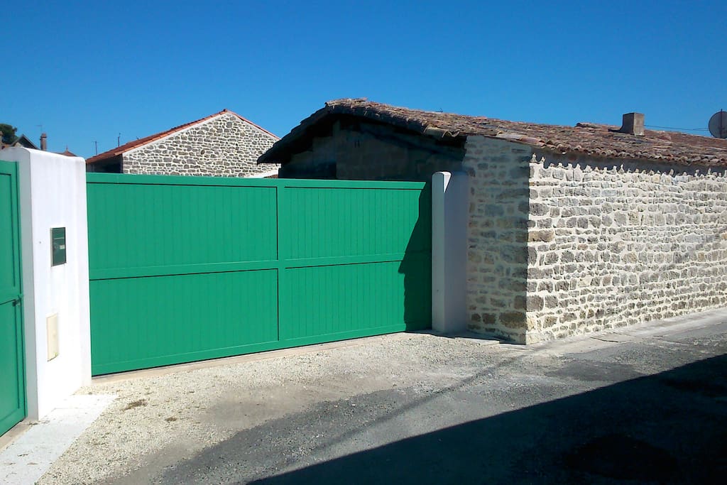 Portail d'entrée coulissant et fermant à clé