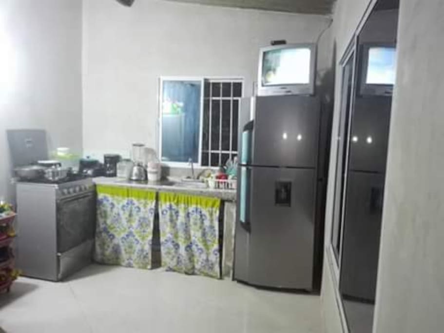 Cocina, amplia y dotada de variedad de utensilios y electrodomésticos.