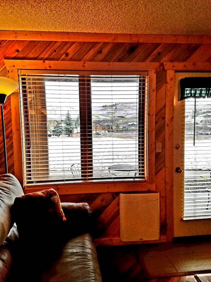 باب ونافذة الفناء. تقع منطقة التزلج  على التزلج والترفيه في مزرعة غرانبي، ومسارات الدراجات الجبلية على هذا التل. أريكة ميموري فوم بحجم كوين أمام النافذة.