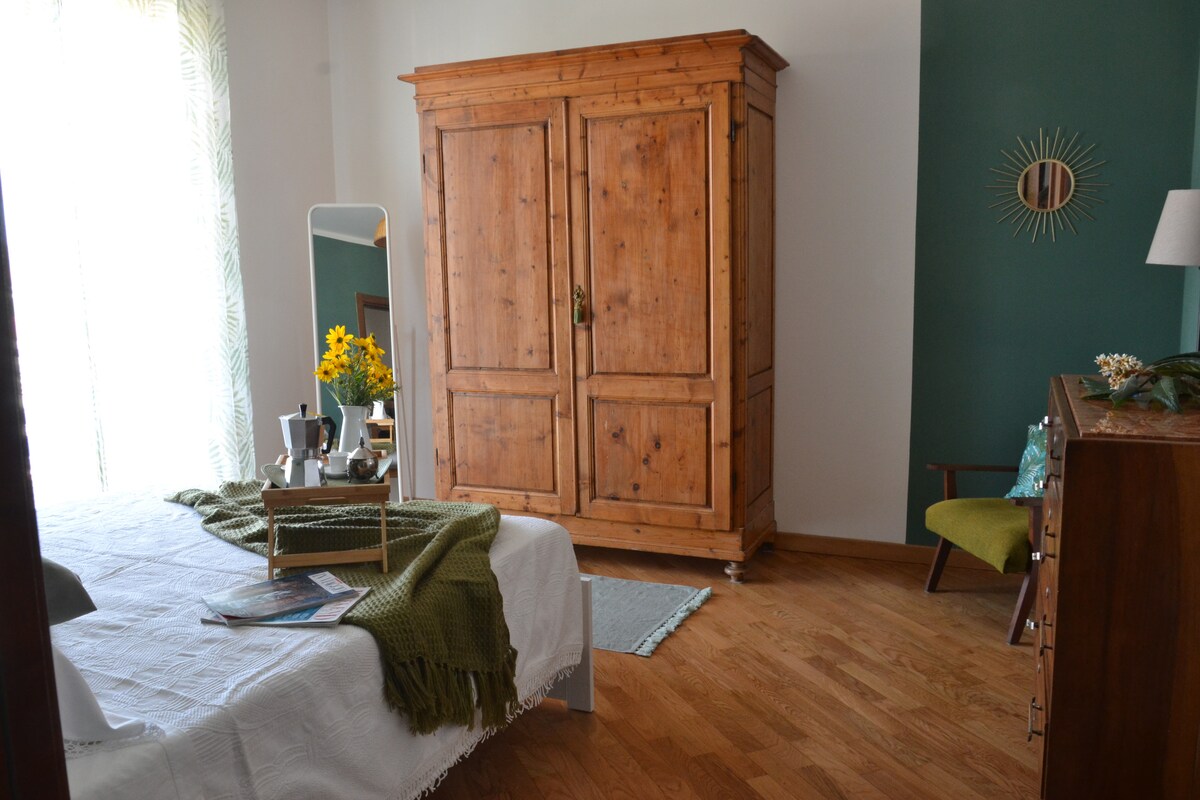 spálňa s manželskou posteľou a terasou - master bedrom with bacony