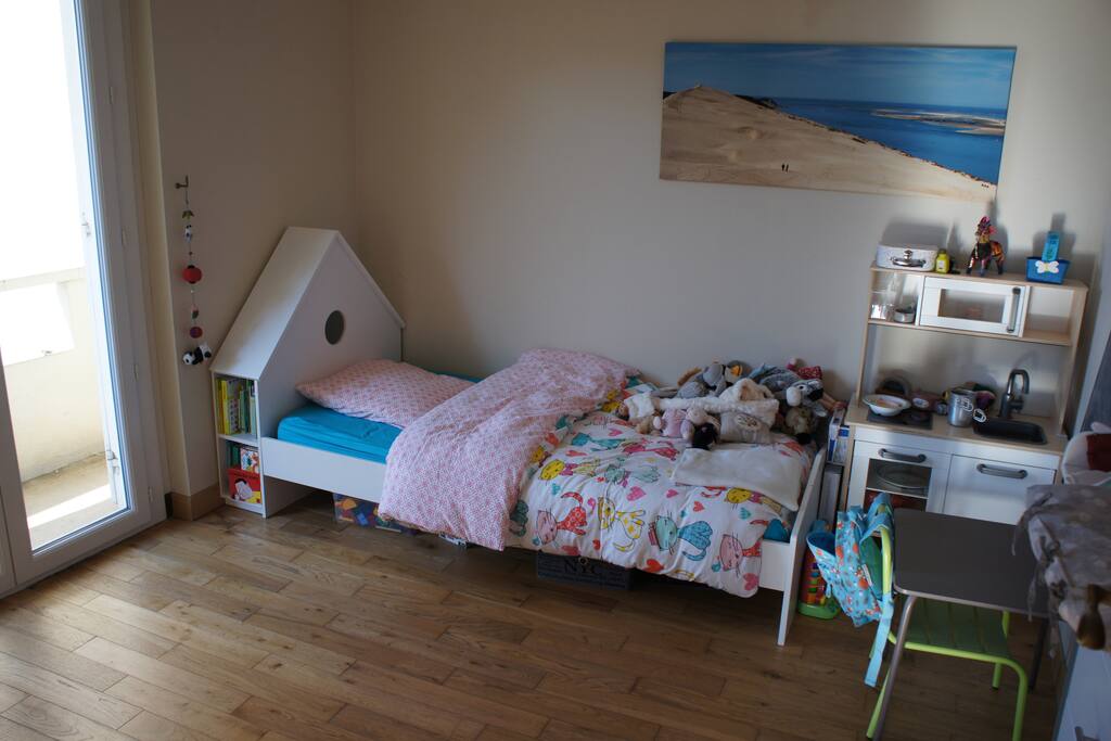 Chambre enfant : un lit simple et un lit bébé (avec table à langer)