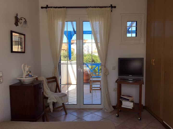 главна спална соба, поглед кон терасата со пергола