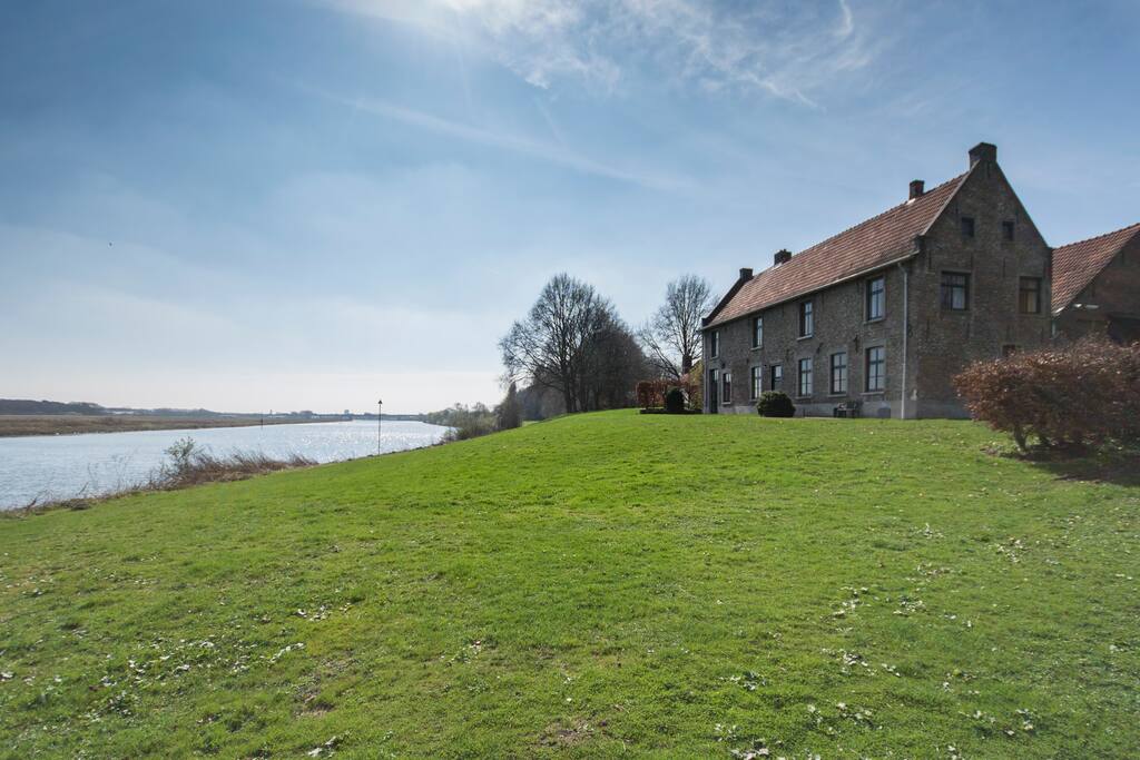 direct aan de Maas
