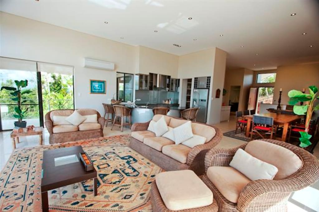 Solitude - Mission Beach - Living to Dining and Kitchen