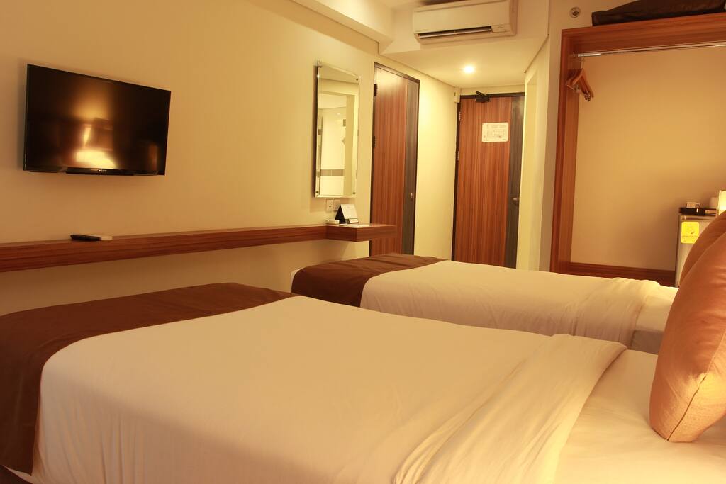 2 Single Beds - Bedroom