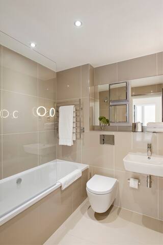 Two Bed Luxury Serviced Apartment Holborn gallery image 5