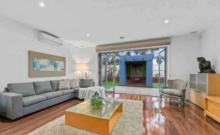 Rose's Luxury Home - Caroline Springs