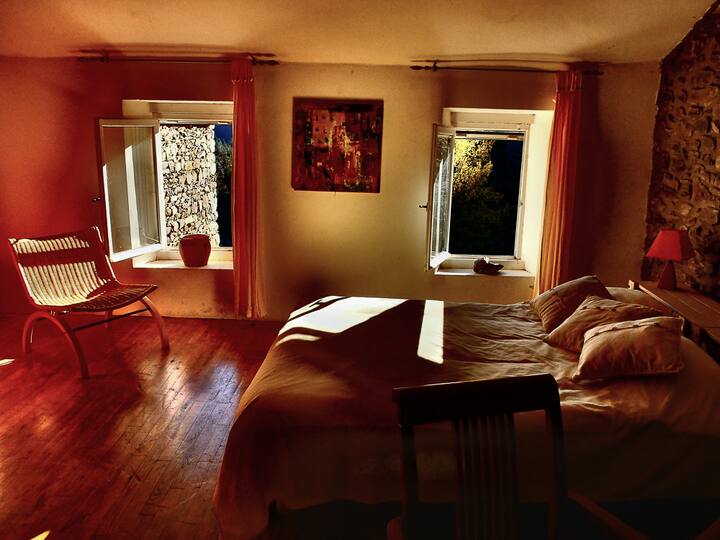 Hameau de la Maziere，塞文山脉的小屋，"sous les figues"小屋，最大的房间拥有最美丽的景观。
