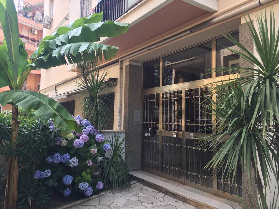 L'ingresso del palazzo - The entrance to the building.