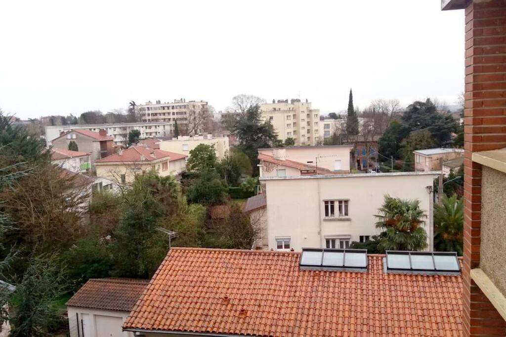 Situé dans un quartier calme, proche de tout commerce, parking gratuit