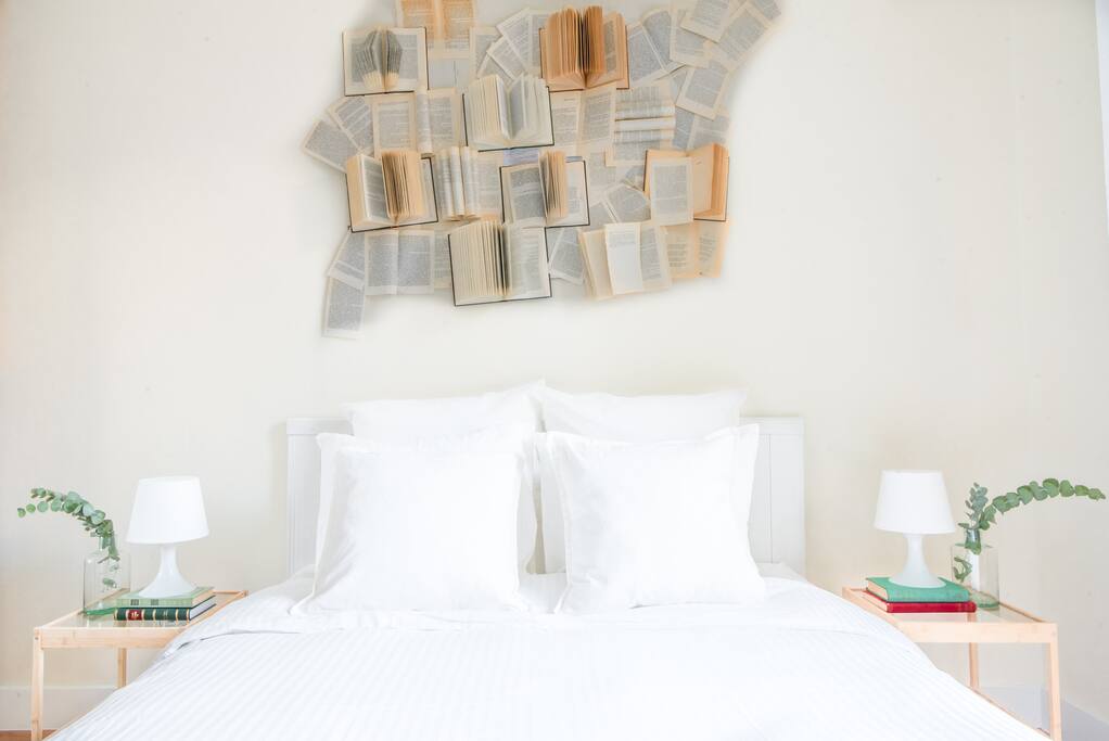 ESPAÑOL: Dormitorio # 1 decoración inspirada en los poetas de nuestro barrio (Barrio Las Letras)
ENGLISH: Bedroom #1 decoration inspired by poets of our neighborhood (Barrio Las Letras)