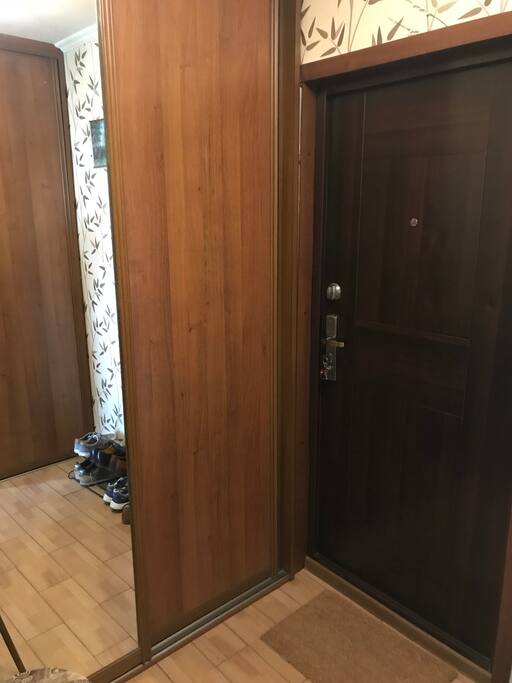 встроенный 2-х секционный шкаф в прихожей