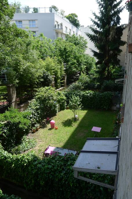 La vue sur les jardins. The view over the neighbor's gardens.