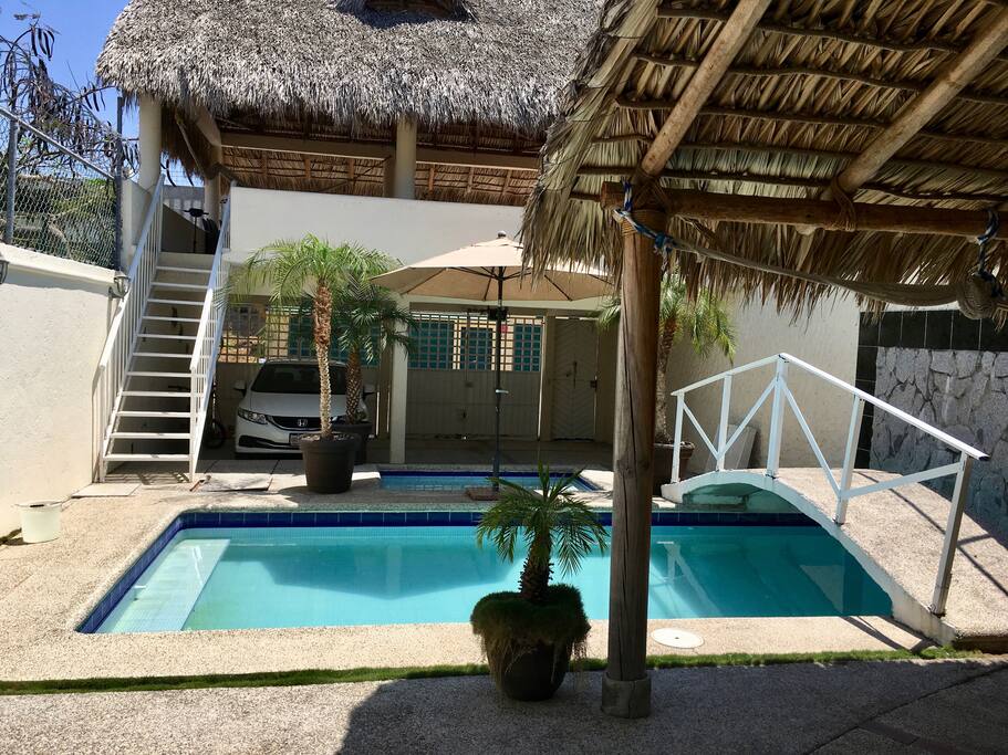Pool, garage & palapa / Alberca, estacionamiento y cabañas