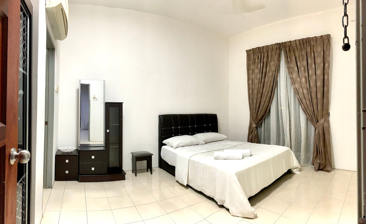 Prostrana glavna spavaća soba s klima-uređajem i privatnom kupaonicom