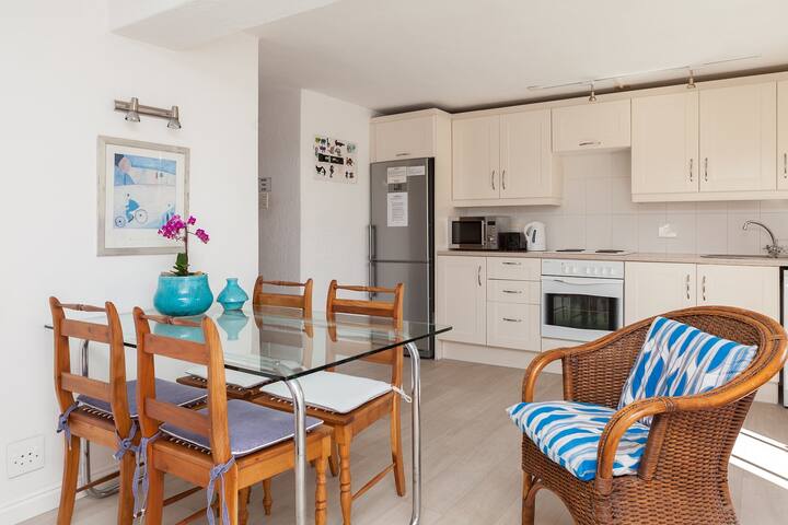 Garden Apartment, Llandudno – 3 mins walk to beach gallery image 3
