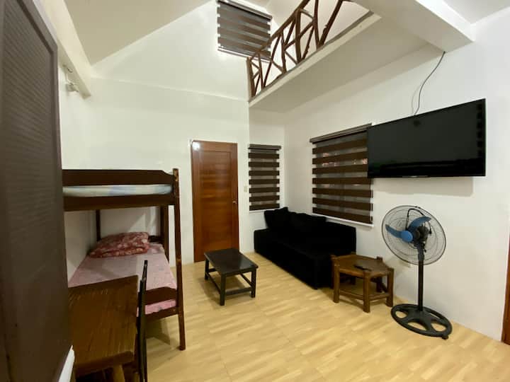 Elyo’s Beachfront Transient House & Ac Room - Iba