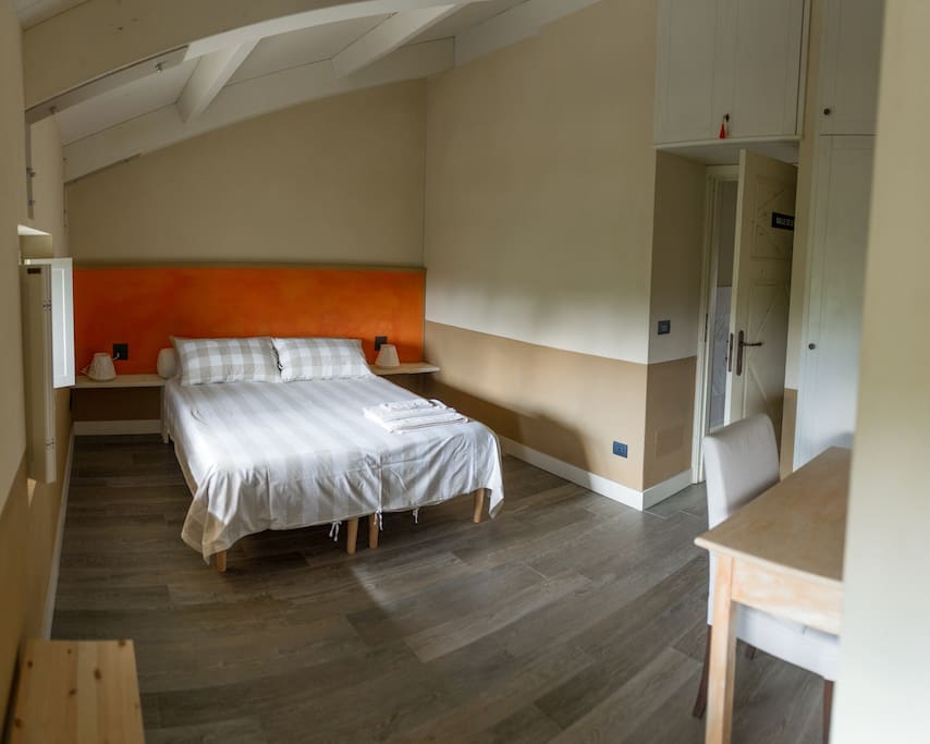 Il letto , divisibile, della camera arancione