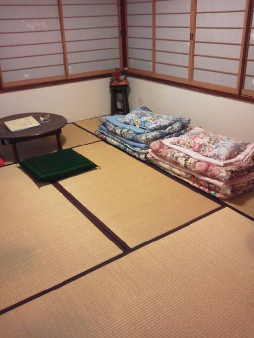 In the night time, that same room is guest room. You can use "futon" on the "tatami" for 1 or 2 people. It is Japanese traditional style!
お泊り頂く6畳個室。夜の様子。~2名様までは、お布団をご利用頂けます。