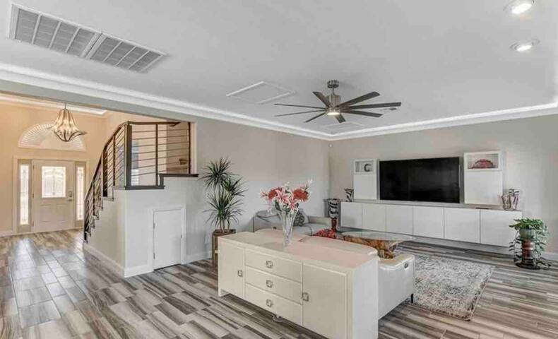 Modern, newly remodeled 4 bedroom South LV 30+ Day gallery image 2