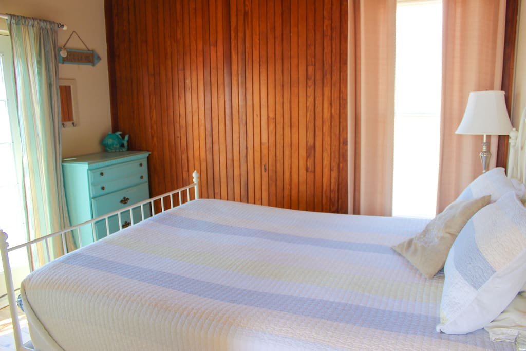 Bedroom 1 (Queen)
