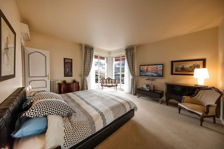 sovrum på övervåningen med dubbelsäng och utsikt 