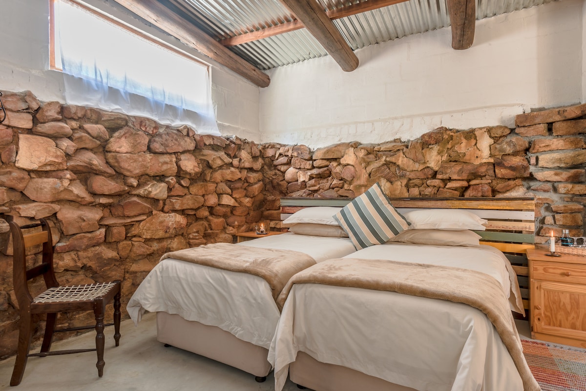 Двокреветни кревети во спална соба со отворен план